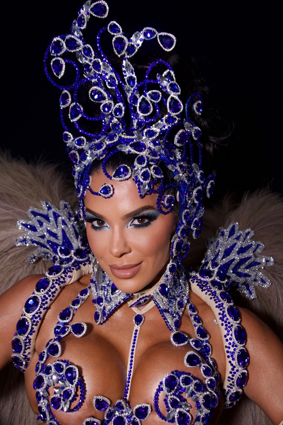 Monique Rizzeto encanta os foliões em sua estreia como Rainha de Bateria da Acadêmicos de Niterói — Foto: Hallyson Bysmarck/Divulgação