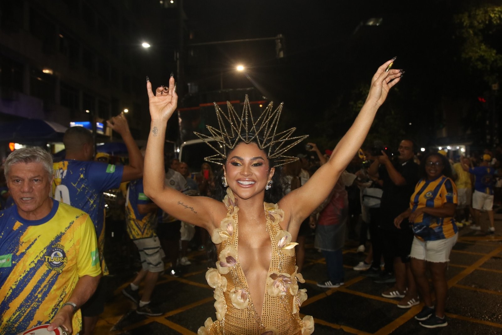 Mileide Mihaile mostra camarim inusitado durante ensaio de rua da Unidos da Tijuca