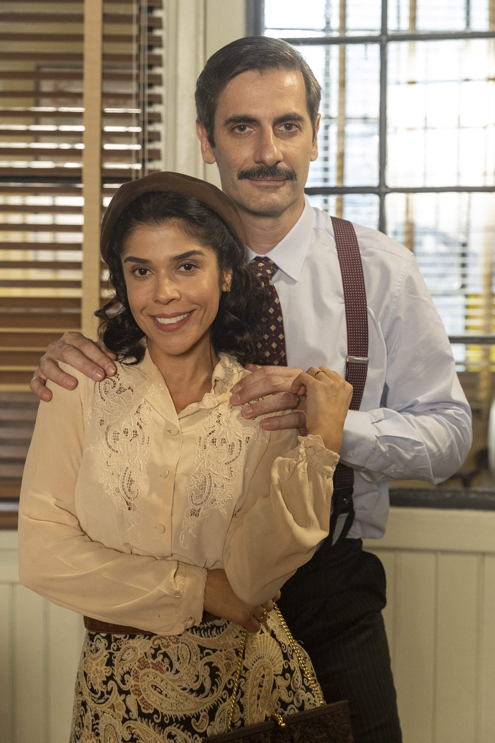 Olga (Maria Carol Rebello) e Araújo (Flavio Tolezani) em Êta Mundo Melhor! — Foto: Globo