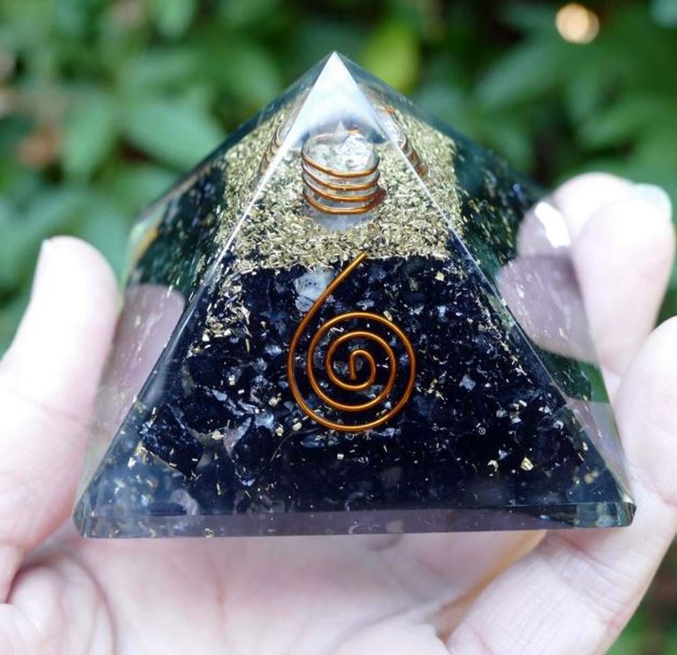 Orgonite utilizada como objeto decorativo em uma sala acolhedora
