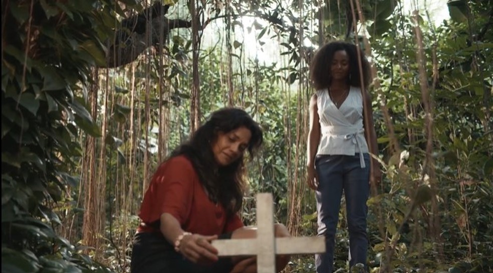 Professora Lu (Eli Ferreira) encontra Morena (Ana Cecília Costa) no túmulo do filho dela — Foto: Globo