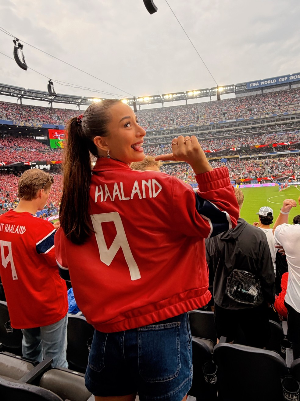 Namorada de Haaland comemora classificação da Noruega com álbum e camisa de amigo chama atenção — Foto: Instagram