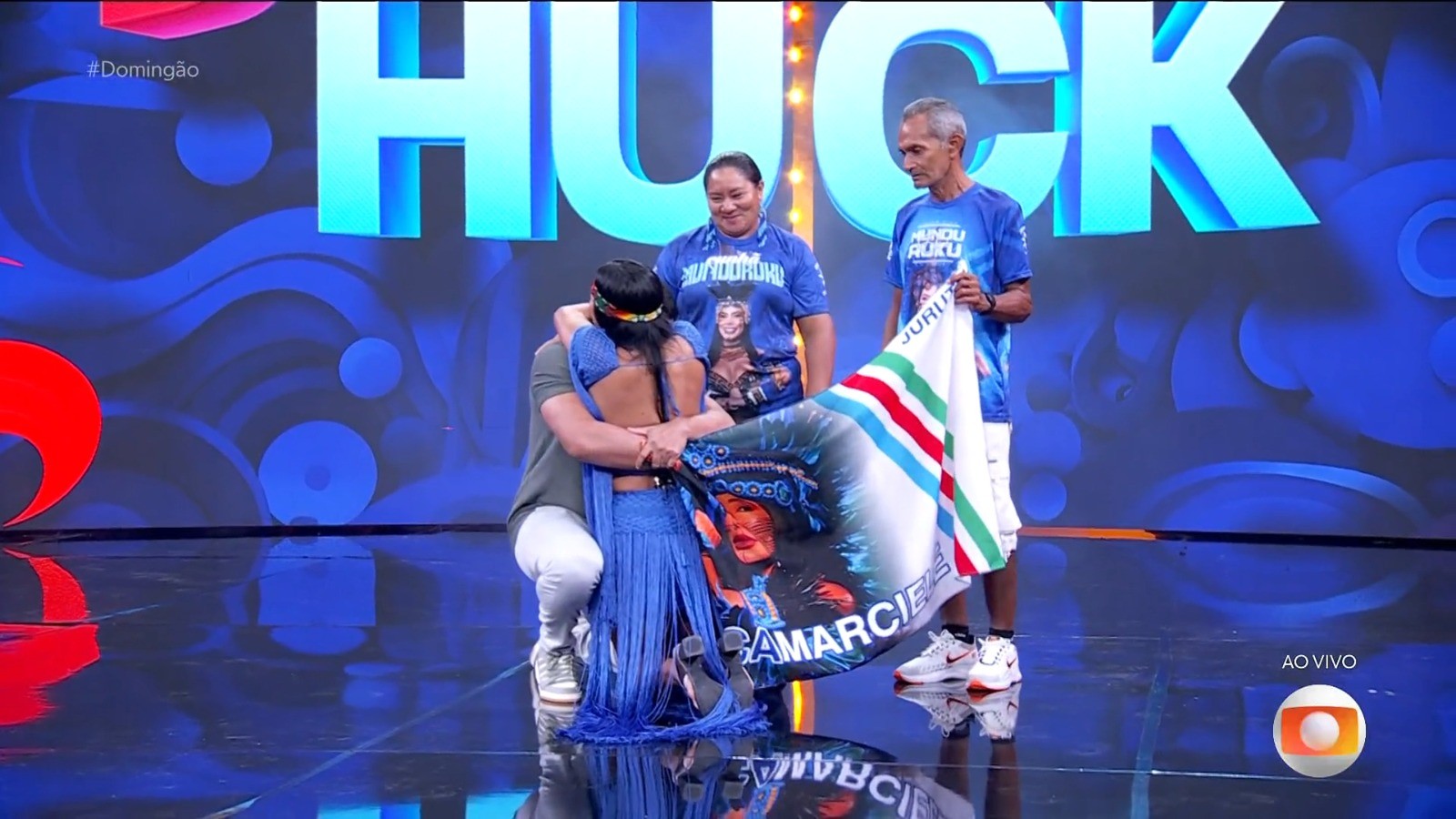 Eliminada do BBB 26, Marciele chora ao reencontrar a família no palco do Domingão com Huck