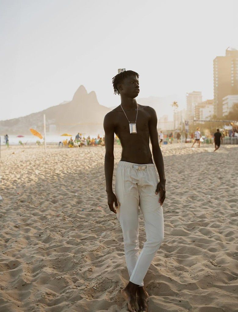 Ex-vendedor ambulante do Senegal é 'descoberto' por olheiro em praia e desfila no Rio Fashion Week