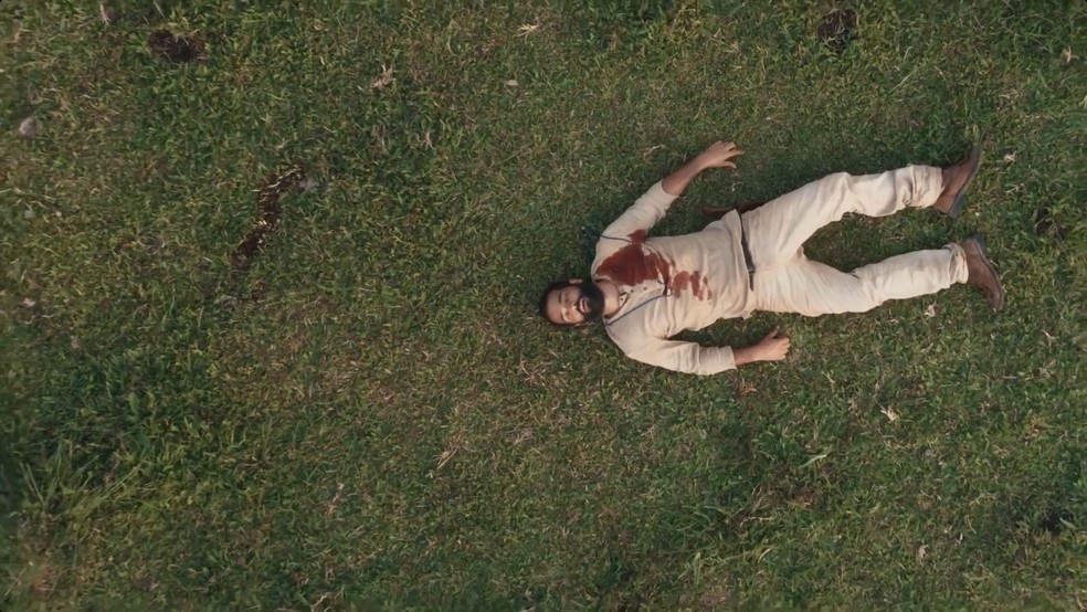 José Inocêncio (Humberto Carrão) caído após levar um tiro — Foto: Globo