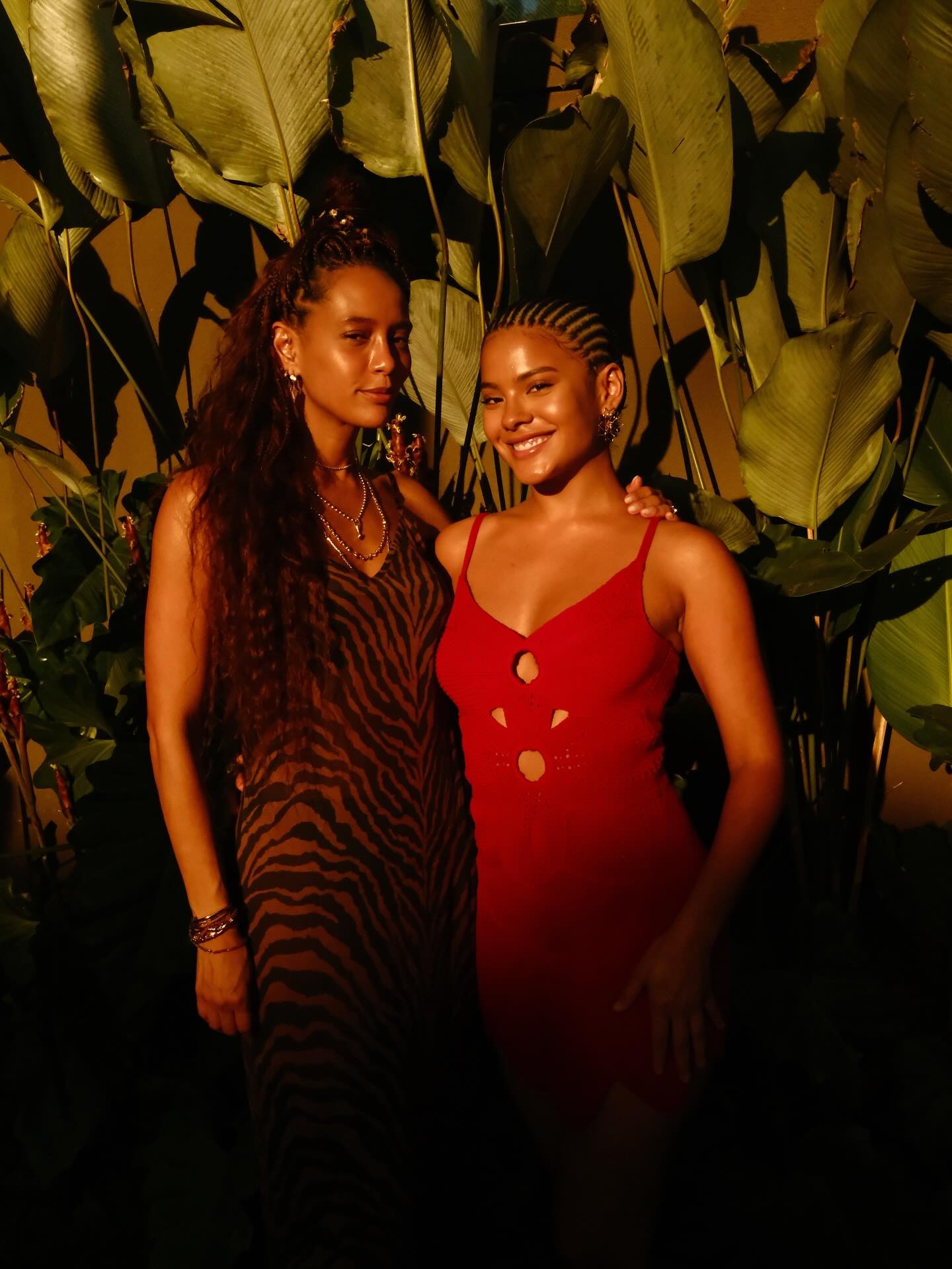 Taís Araujo e Bella Campos vão com novo visual à festa de Paolla Oliveira