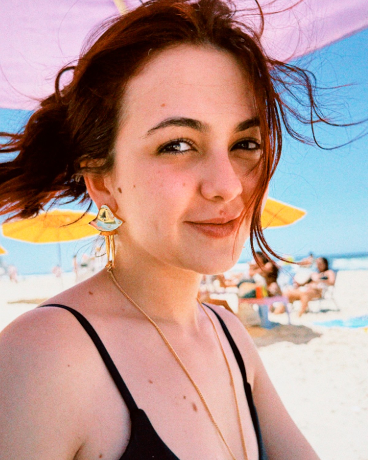 Klara Castanho curte sábado de sol na praia, mostra cliques e recebe chuva de elogios