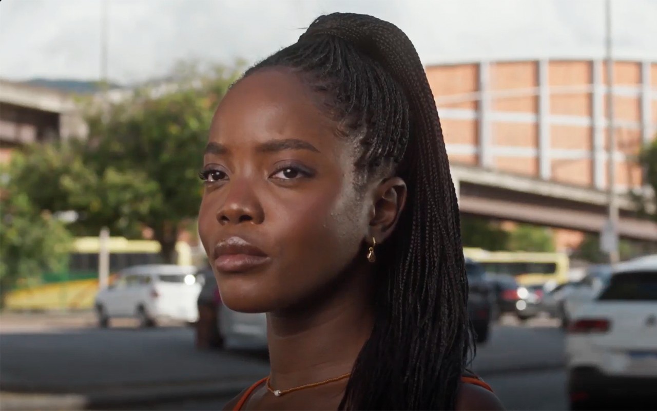 Dona de Mim: Leo é desligada da fábrica de lingerie Boaz e procura emprego