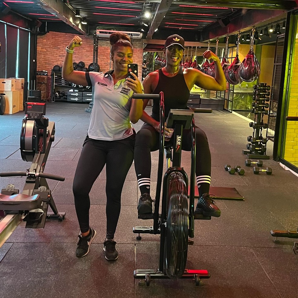 IZA faz o aeróbico em uma bicicleta ergométrica — Foto: Reprodução Instagram