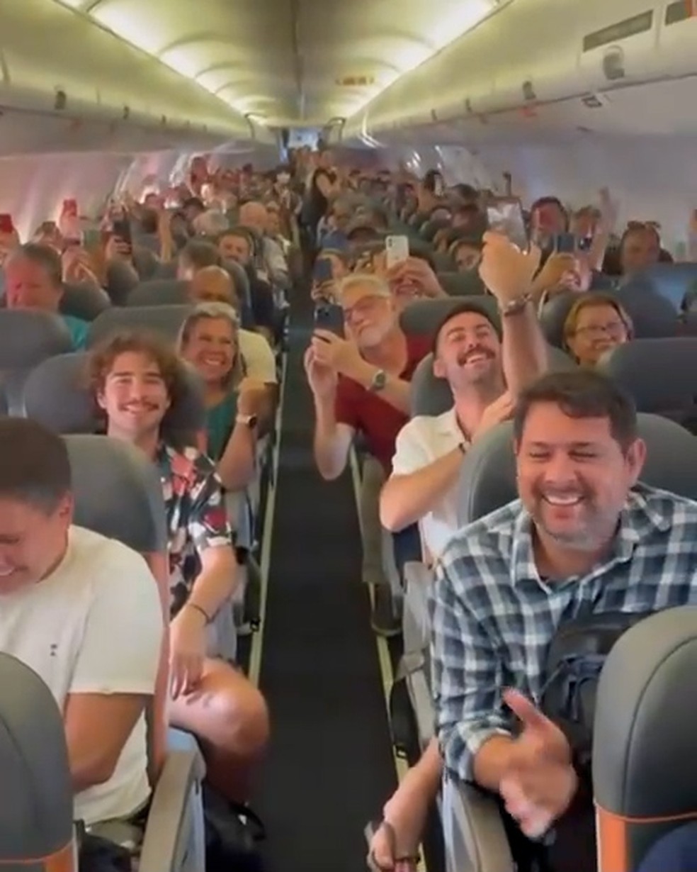 Passageiros do voo Recife-Salvador cantam com Magal — Foto: Reprodução Instagram