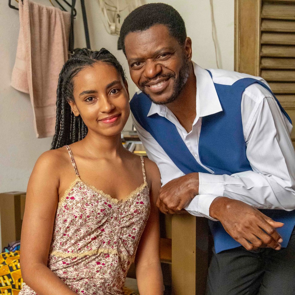 Mania de Você: primeira foto de Bukassa Kabengelle com Gabz na próxima novela das 9 — Foto: TV Globo