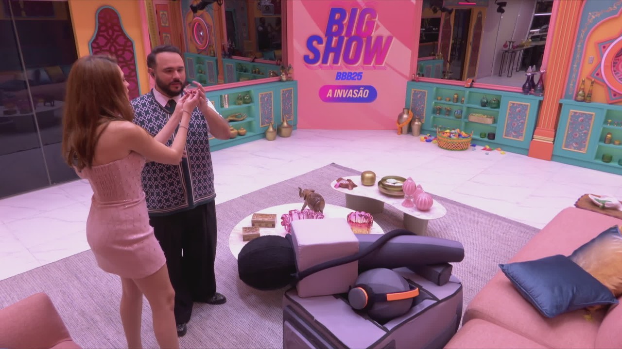 Ana Clara encontra pulseira da campeã Renata no Big Show A Invasão