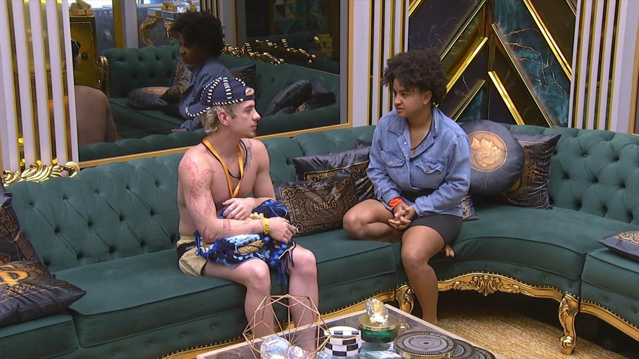 Milena especula sobre Botão Misterioso e Juliano Floss relembra: 'Você ganhou a informação'