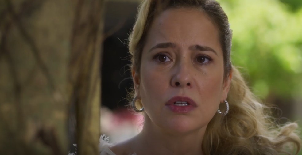 Em Garota do Momento, Ligia fica atordoada ao ver Raimundo com Marlene 'Estão íntimos já' — Foto: Globo