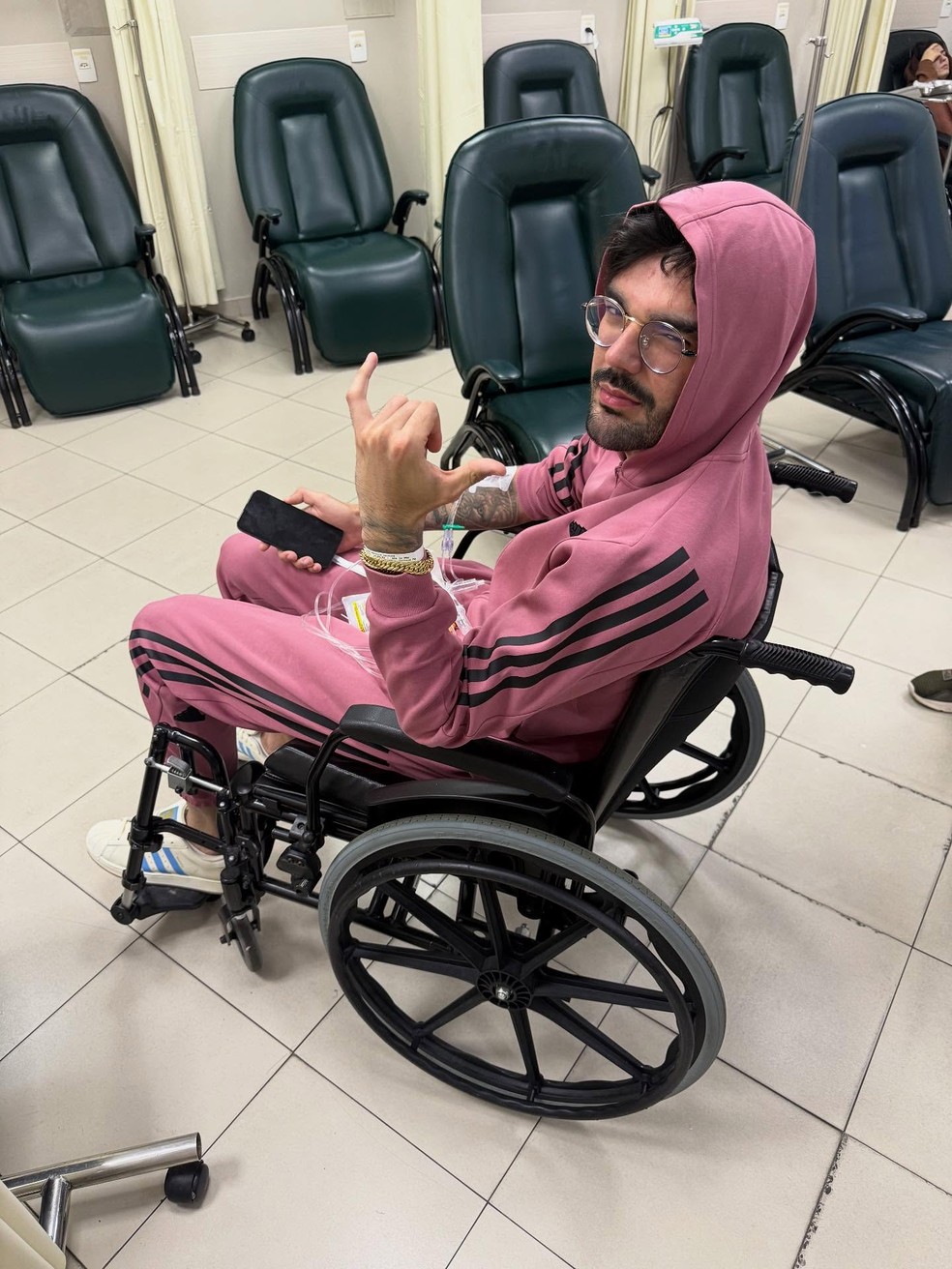 Luan Pereira vai ao hospital — Foto: Instagram @luanpereiracantor