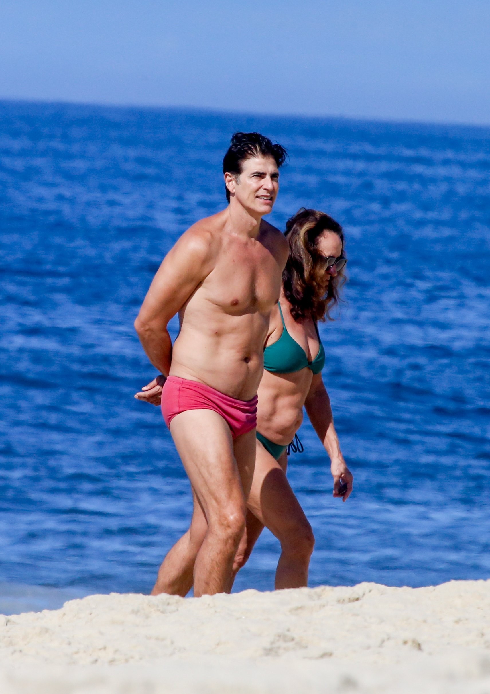 Reynaldo Gianecchini curte praia no Rio