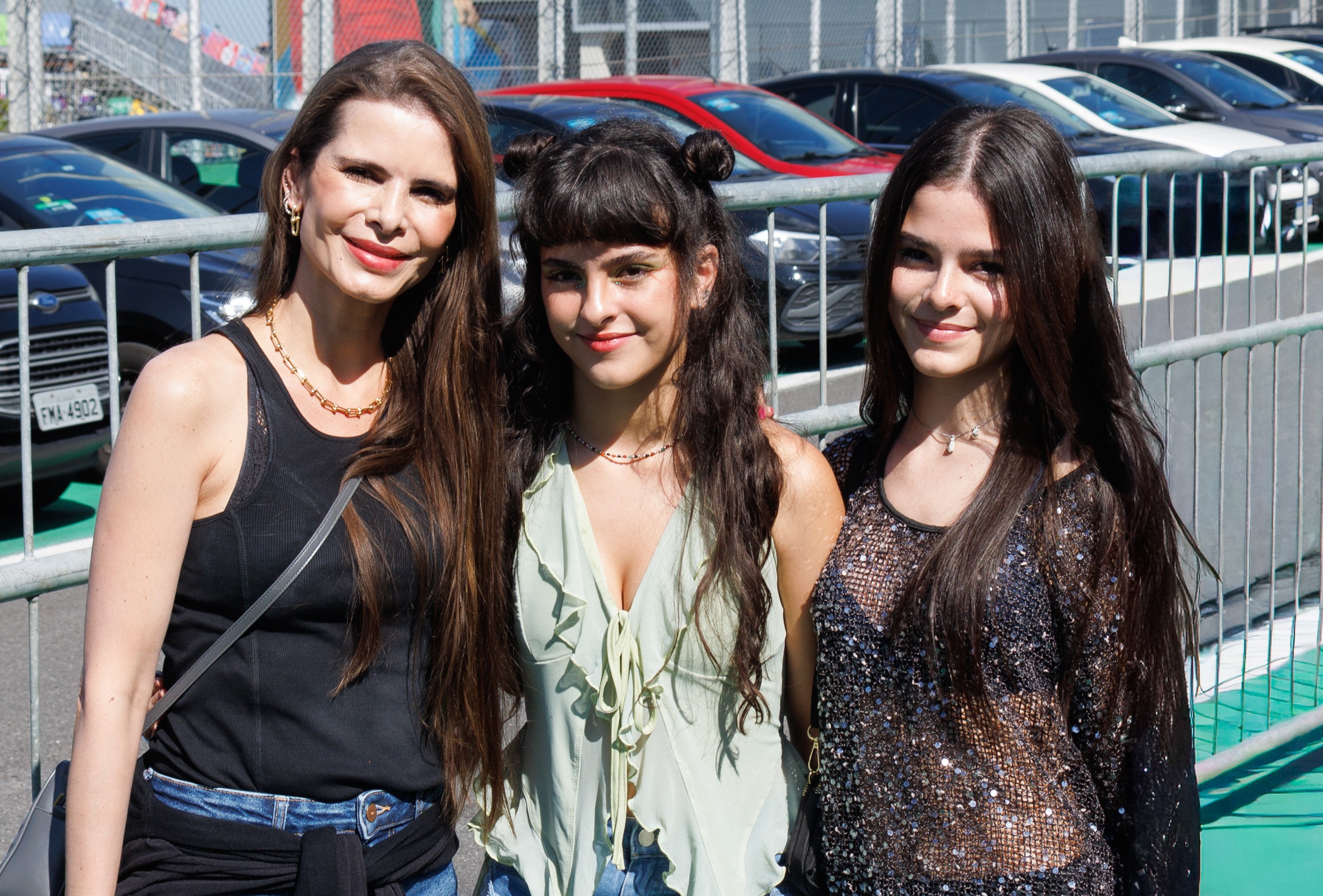 Em rara aparição, filhas gêmeas de Luciano curtem último dia de Lollapalooza com a mãe