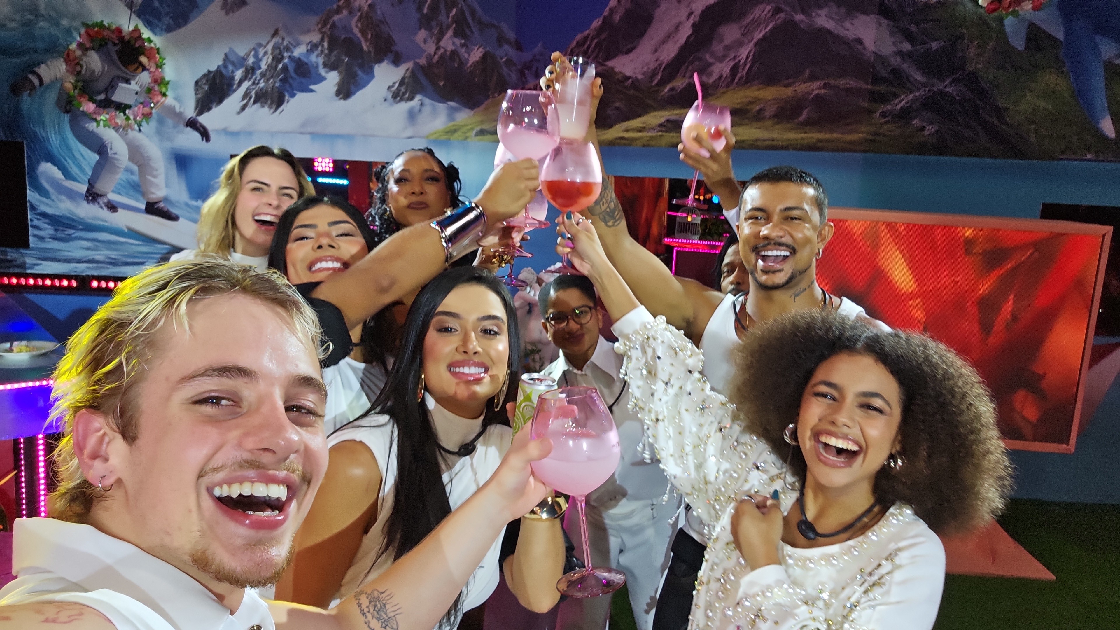 Brothers posam com Xamã, Negra Li e Alana Cabral em Festa com tema Três Graças; veja os registros!