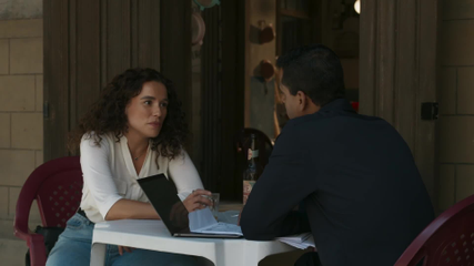 Kika encontra Bento na venda e mostra para ele a apuração dos bens de Egídio