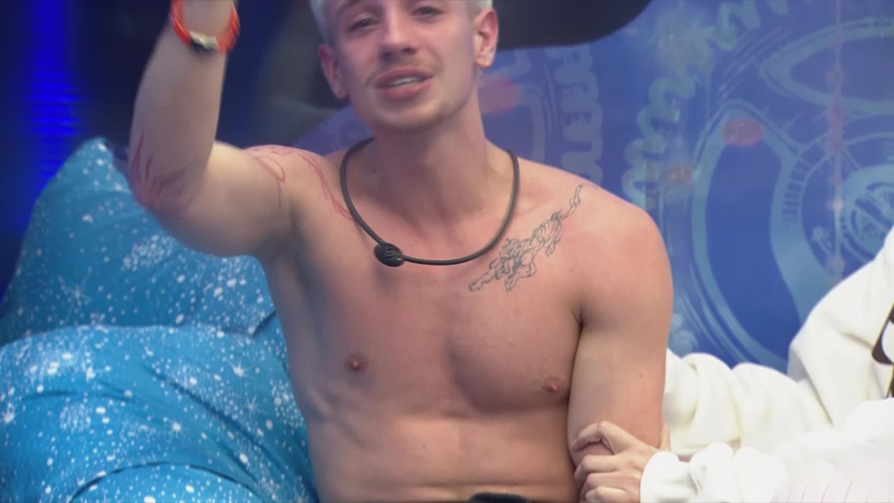 Juliano Floss chora após incidente com casaco de Marina Sena: 'Tirou o cheiro inteiro dela'