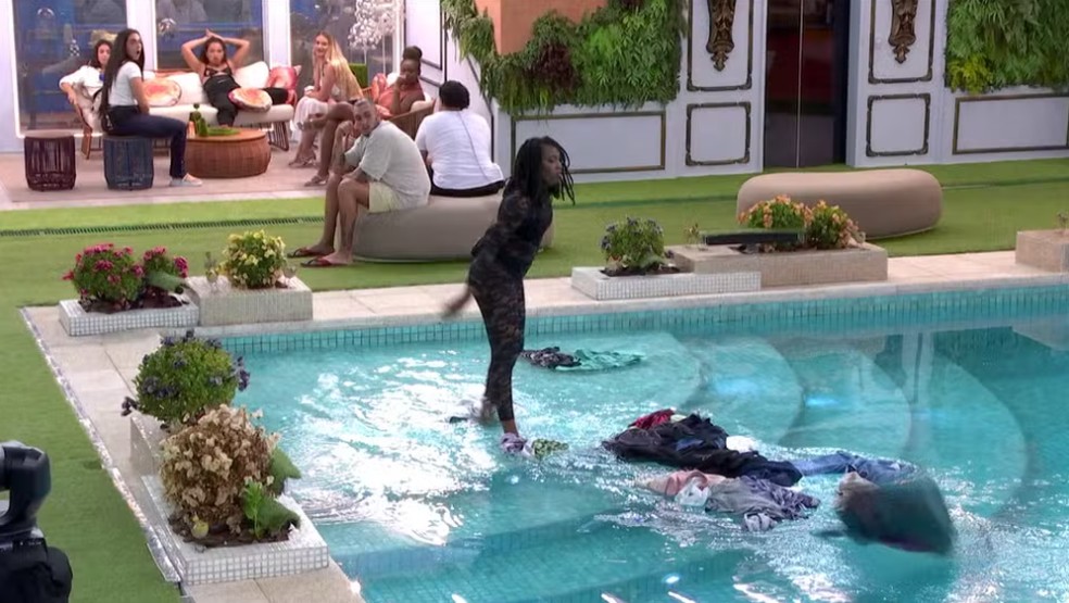 Tina, do BBB 2, lembra de quando sua mala também foi parar na piscina:  'Faria tudo de novo' | Gshow