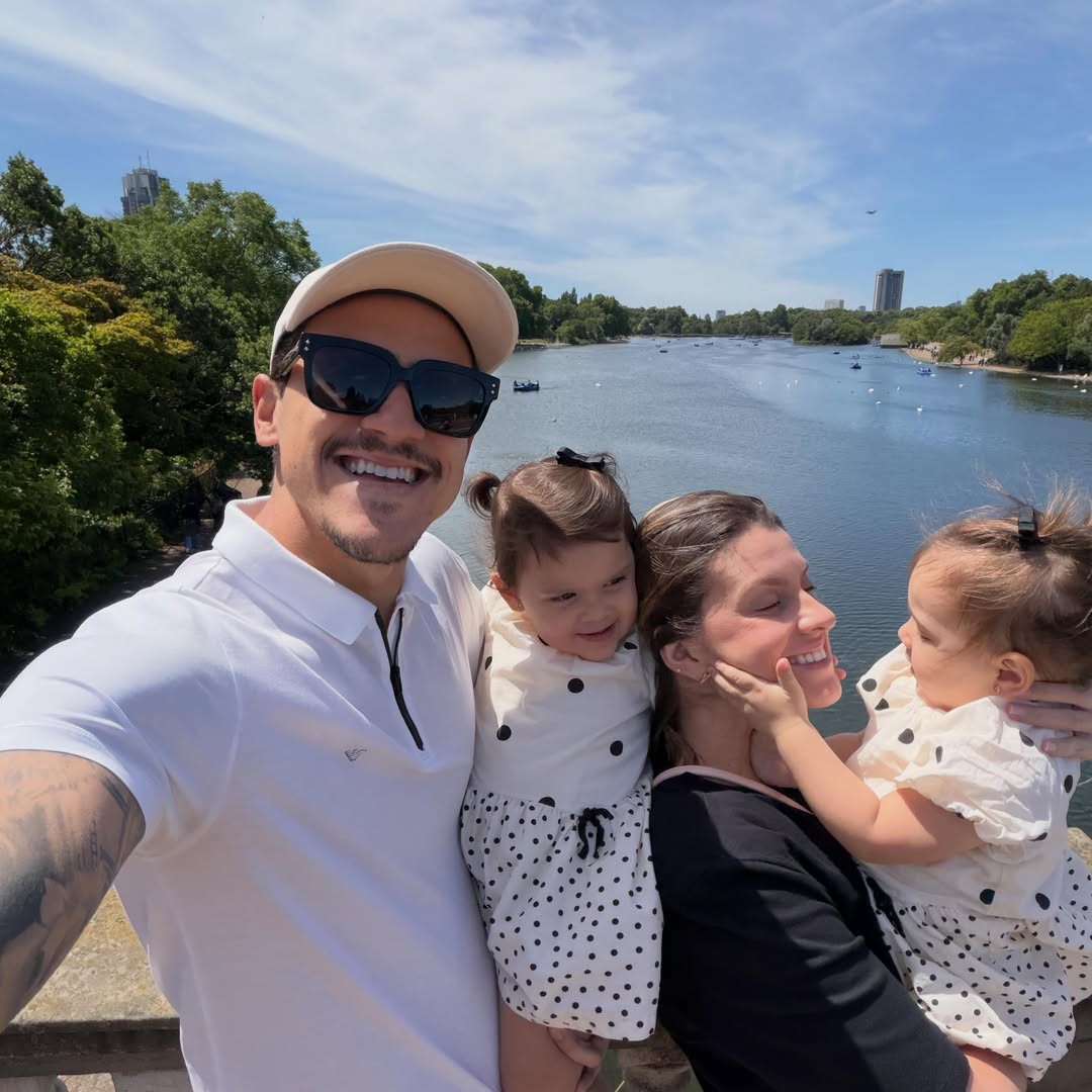 No dia da estreia da Seleção, Pedro, do Flamengo, e esposa curtem férias em família: 'Verão europeu'