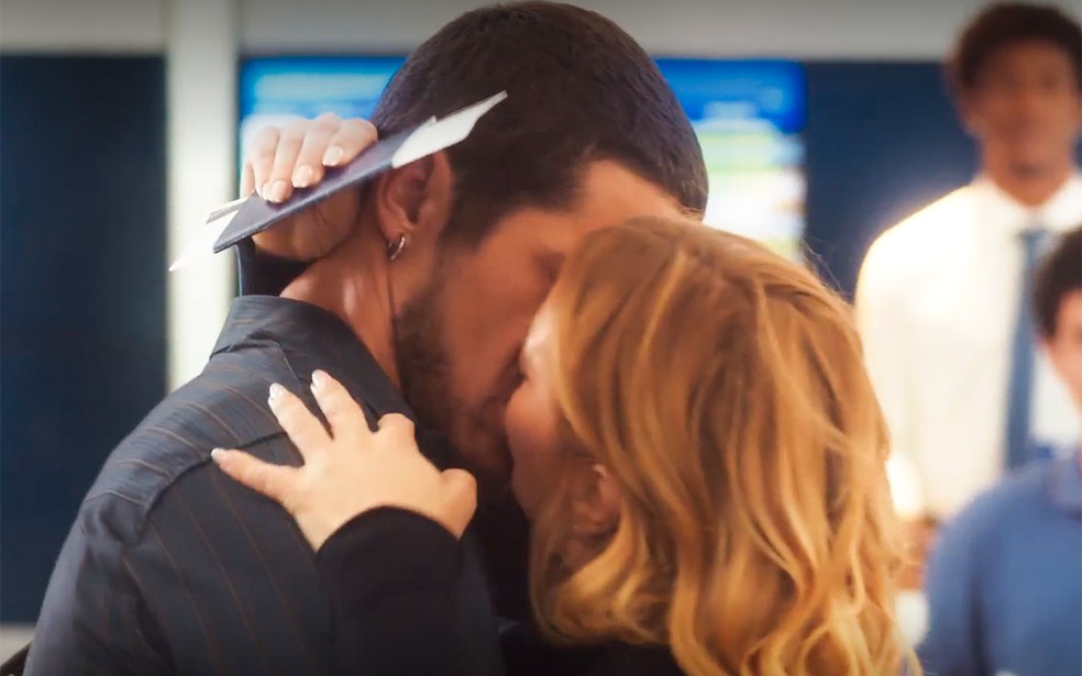 Lui e Lumiar dão beijo apaixonado ao se despedirem no aeroporto em Vai na Fé — Foto: Globo