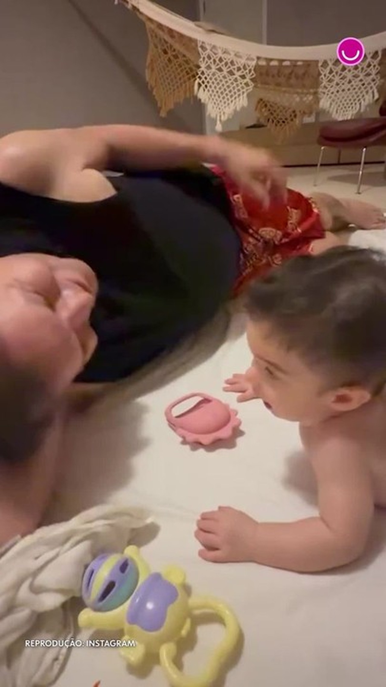 Ximbinha surge brincando com o neto, e se derrete: 'Melhores momentos da vida'