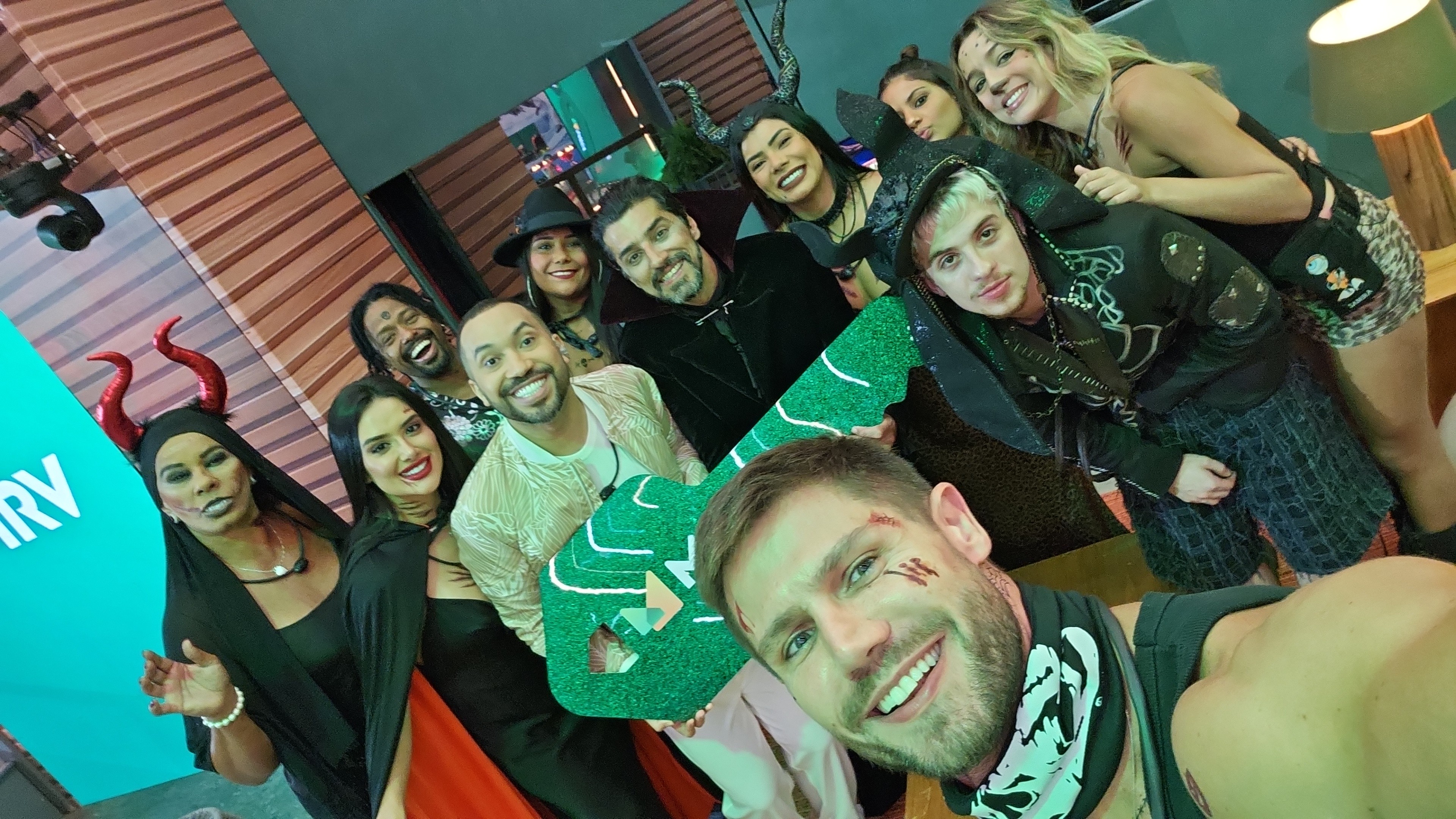 Com tema Halloween, participantes se fantasiam para a Festa do Líder; veja registros dos brothers