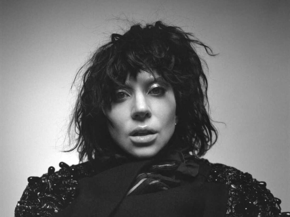 Preste a vir ao Brasil, Lady Gaga estreia novo disco no topo das
