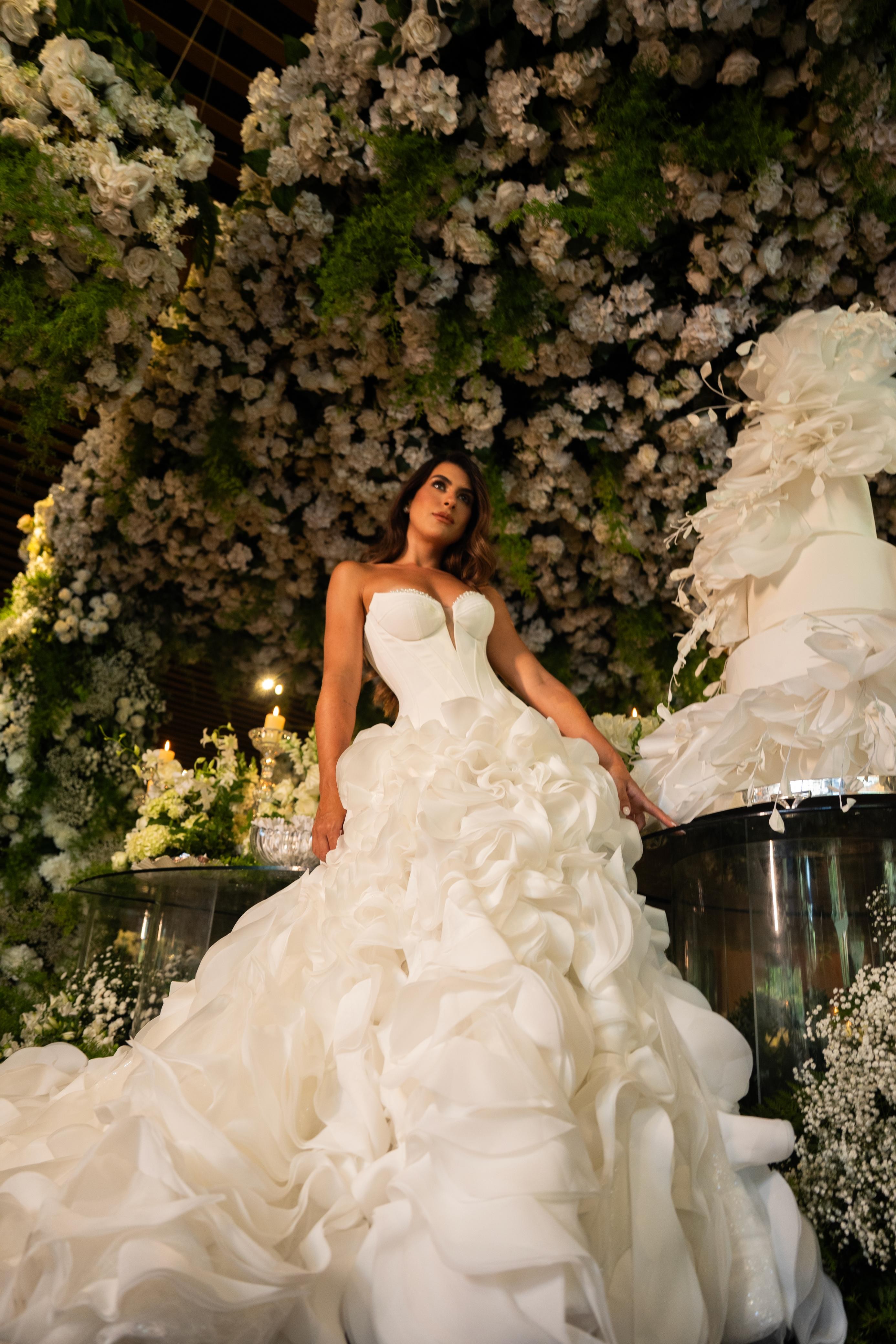 Humorista Luana Zucoloto se casa com Yan Pinheiro; vestido artesanal tem saia com apliques 3D