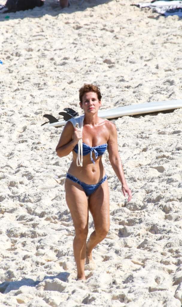 Ex-paquita, Andrea Veiga aproveita dia de sol na praia do Rio