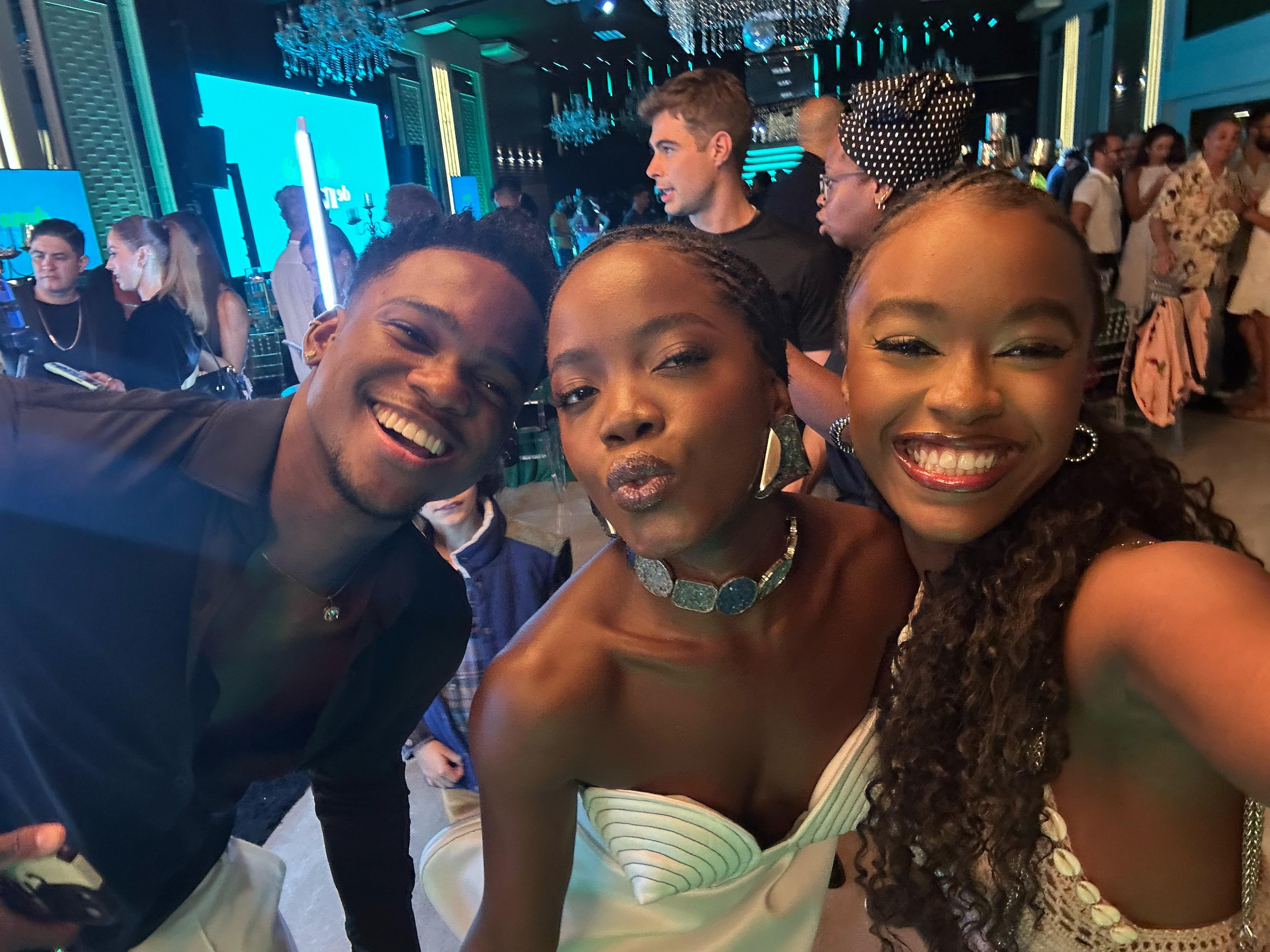 Dona de Mim: elenco se reúne para assistir ao primeiro capítulo