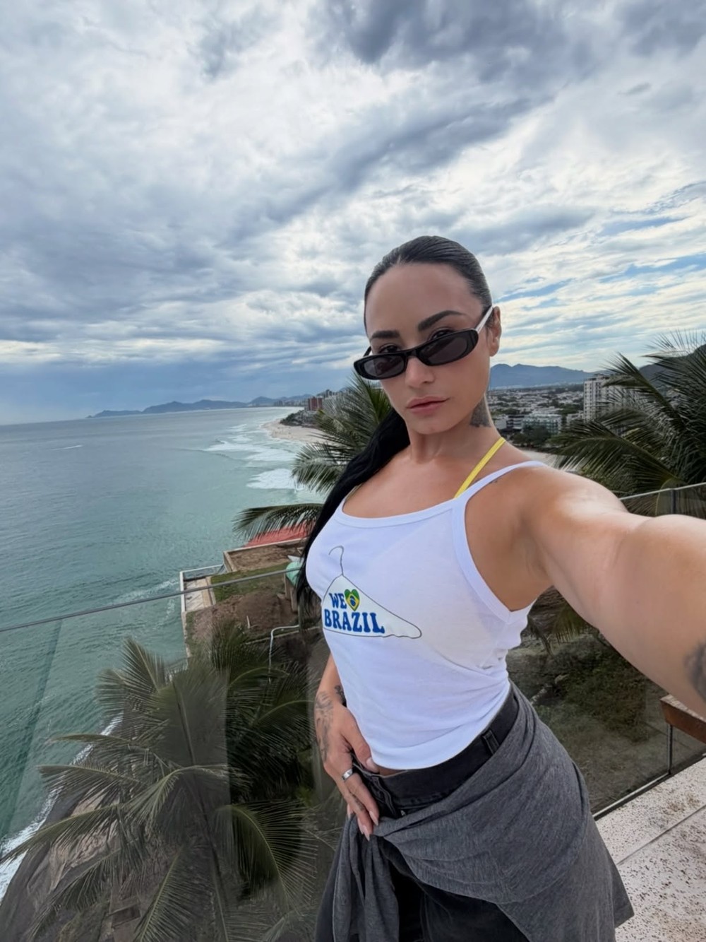Demi Lovato mostra mansão na qual se hospedou no Rio.