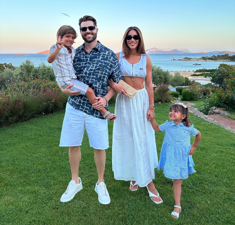 Alok e Romana Novais com os filhos, Ravi e Raika — Foto: Instagram