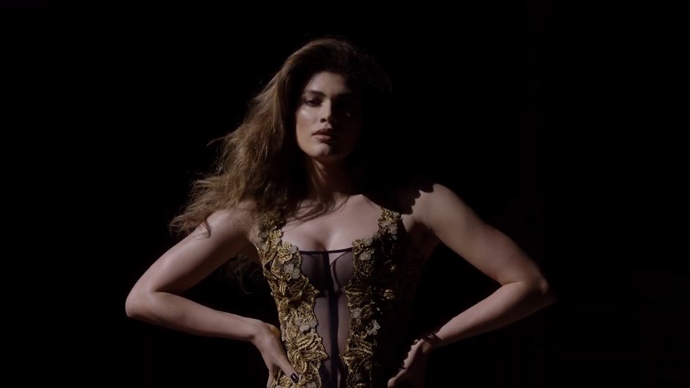 Modelo cearense Valentina Sampaio foi a primeira transsexual a integrar o desfile da Victoria's Secret — Foto: Reprodução/Instagram