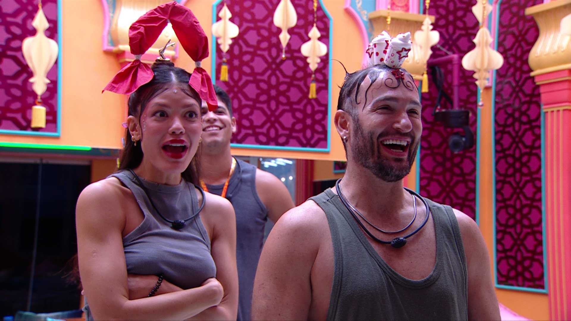 Diego Hypolito e Vitória Strada fazem desfile com Cabelo Maluco no BBB 25