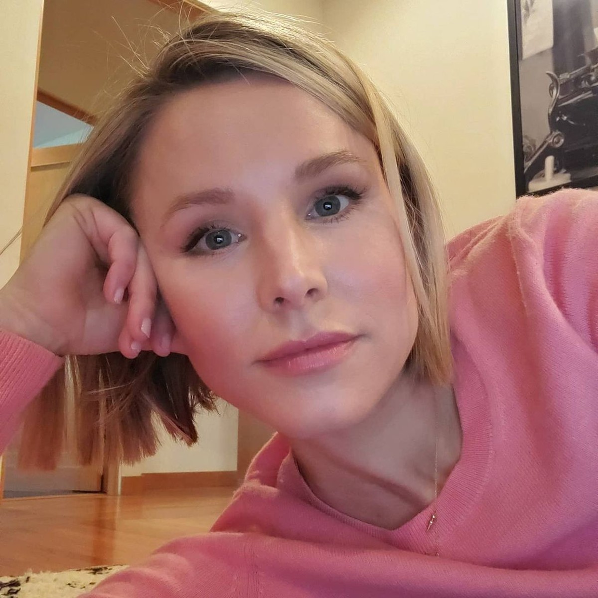 Kristen Bell ama o Natal, já morou no Brasil e adora mostrar cliques divertidos com a família