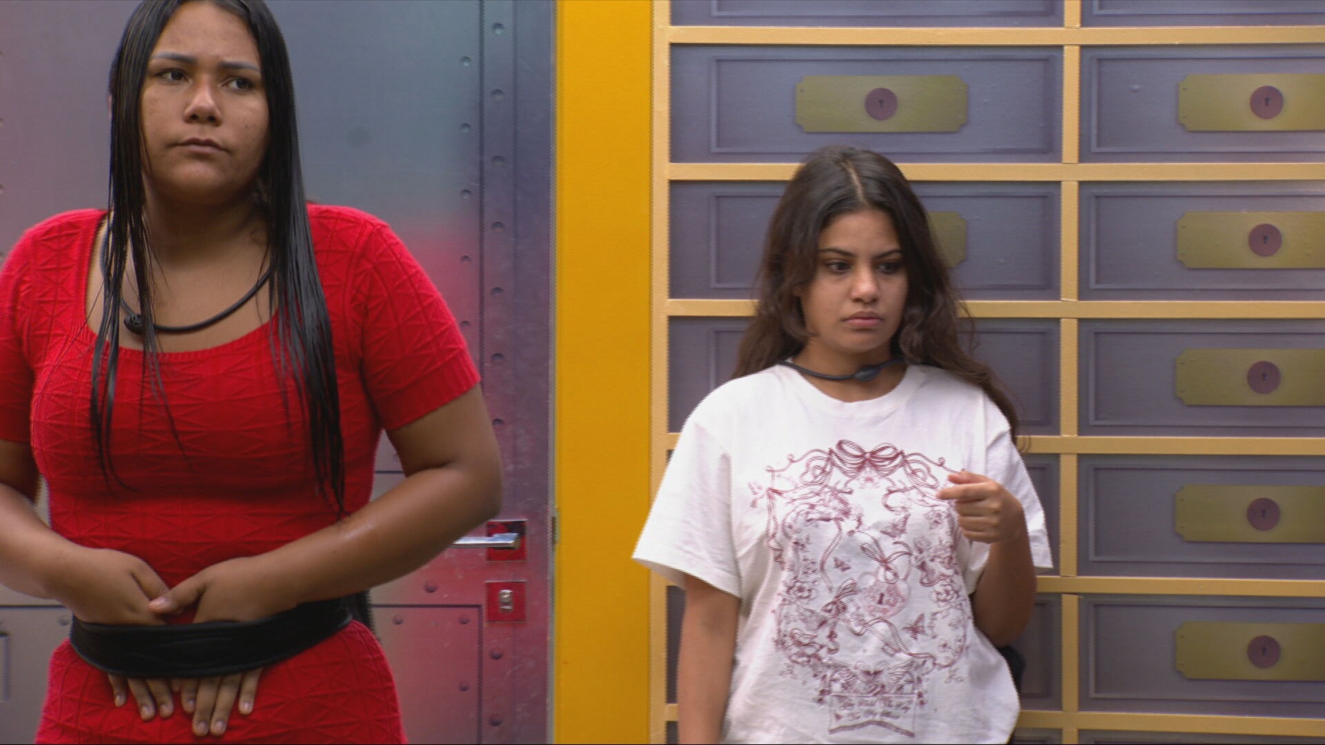 Chaiany e Gabriela escutam brigam de Juliano Floss e Samira atrás da porta