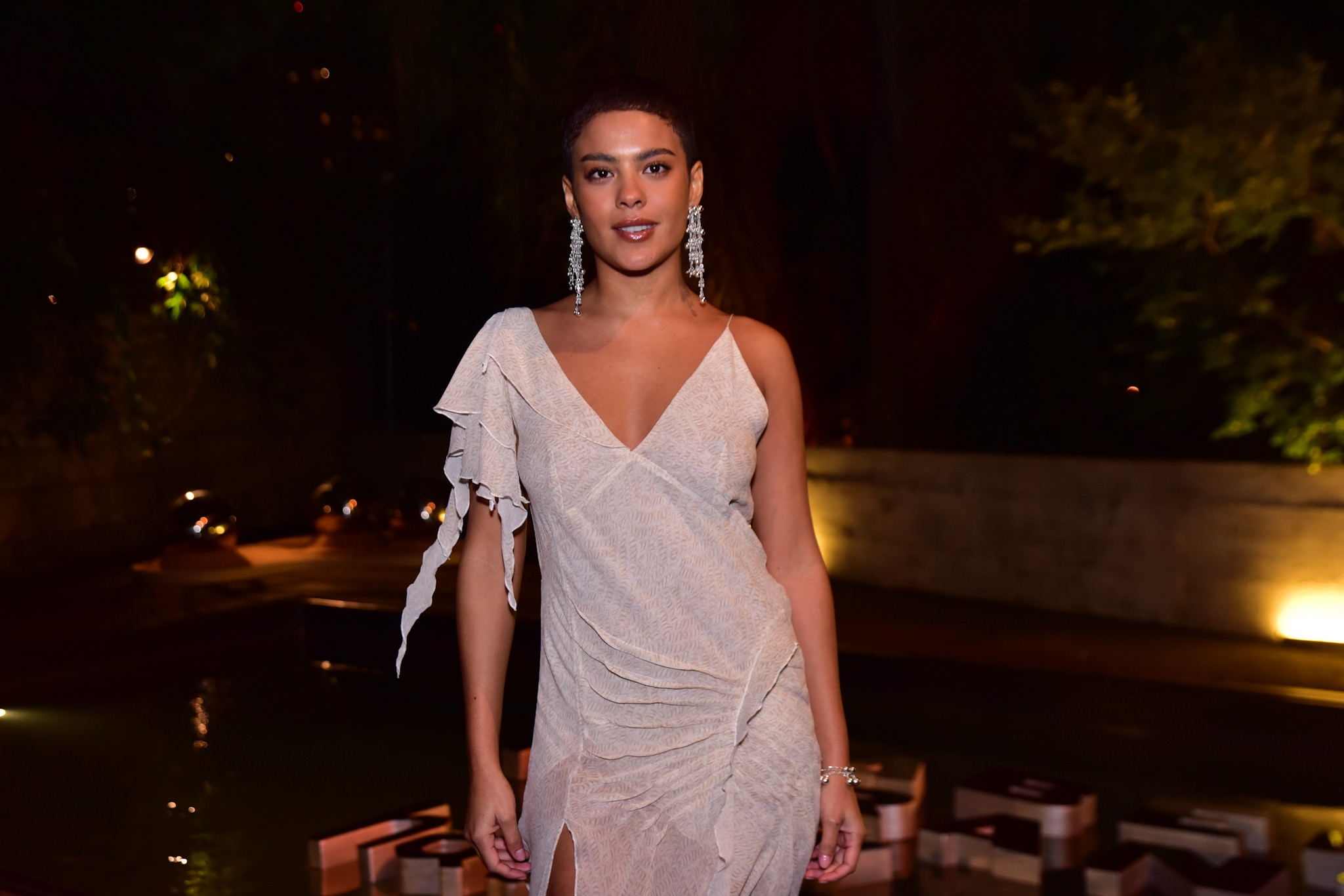 Bella Campos aposta em joias e vestido assimétrico com transparência para evento em São Paulo; fotos