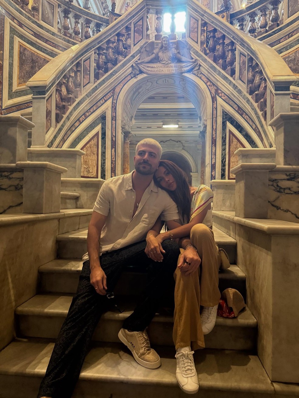 Anitta abre álbum de fotos com novo rosto e abraçada no affair em Roma — Foto: Instagram