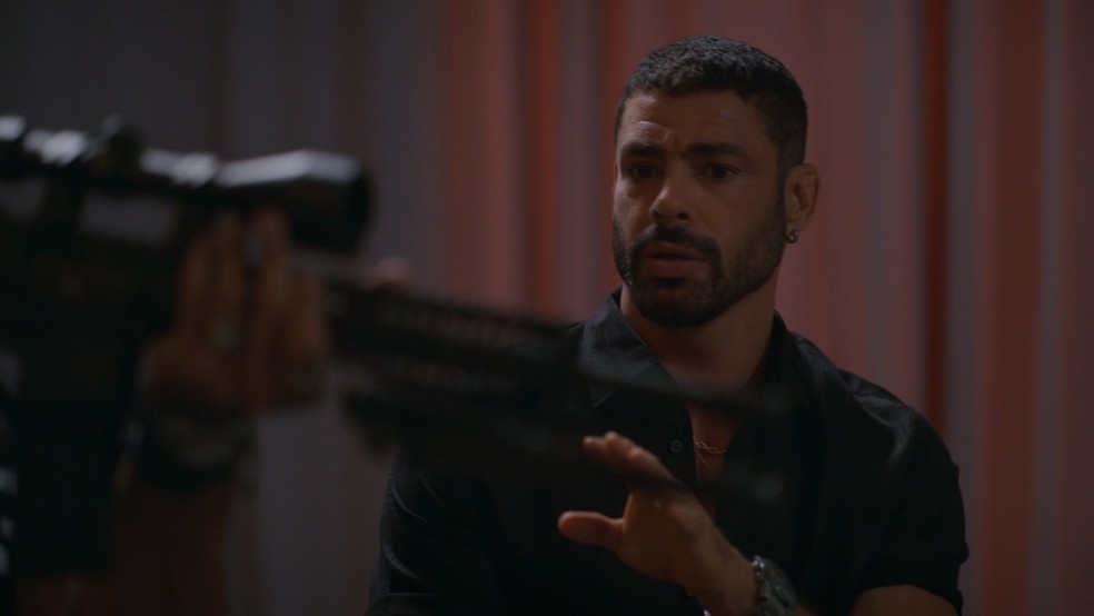 Em Vale Tudo, César chegou a encomendar uma arma — Foto: Globo