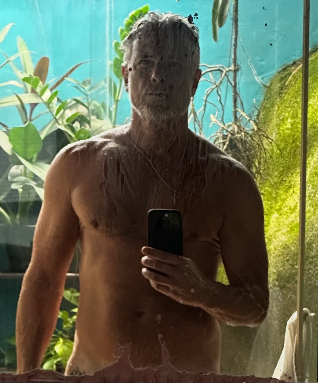 Marcello Novaes mostra tatuagem escondida em foto sem roupa no espelho