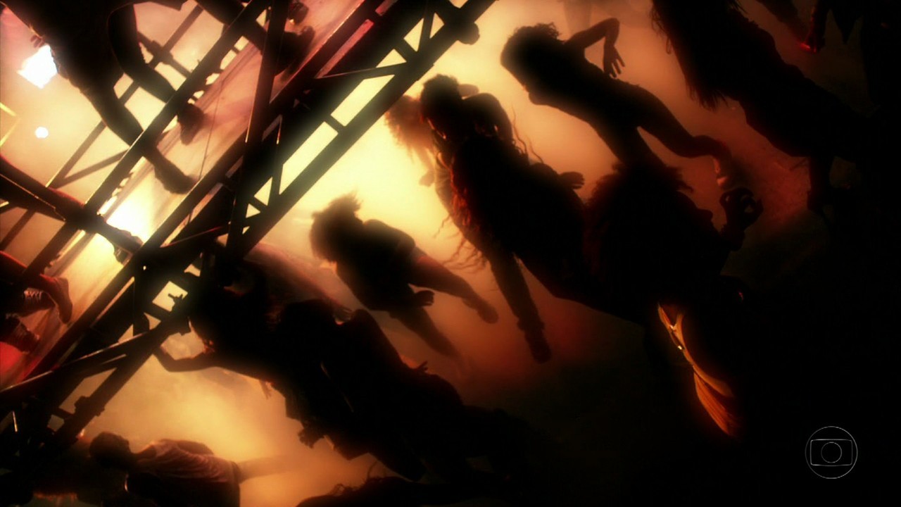 Abertura de 'Avenida Brasil' teve hit de sucesso adaptado; reveja