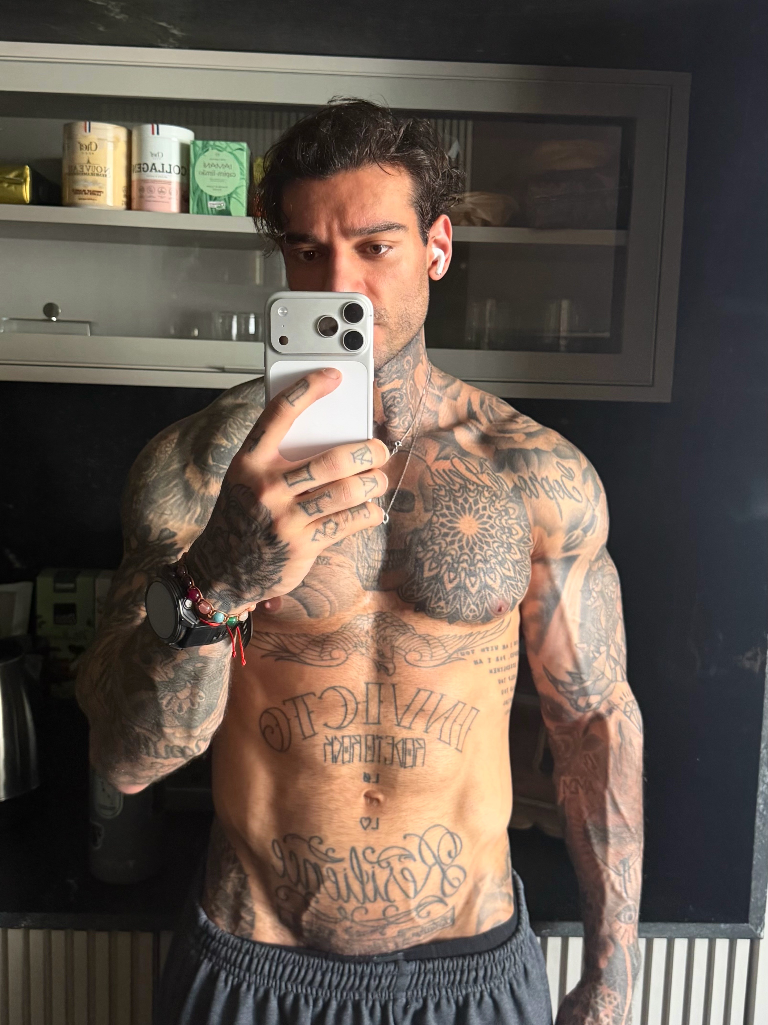 Lucas Lucco posa sem camisa e reflete: 'Minha mente está muito melhor do que meu físico'