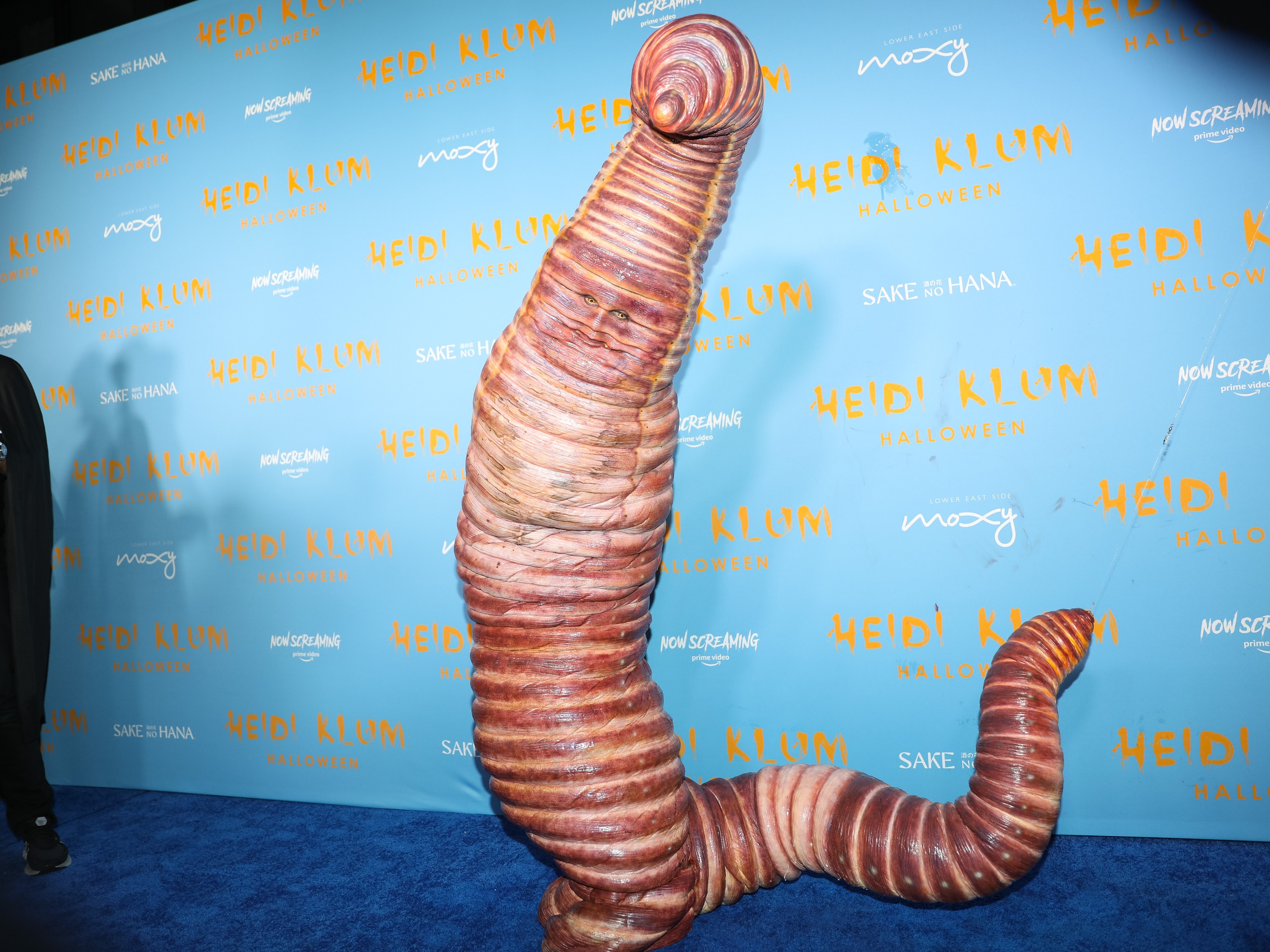 Heidi Klum fantasiada de minhoca é eleita pelo público como a melhor fantasia de Halloween