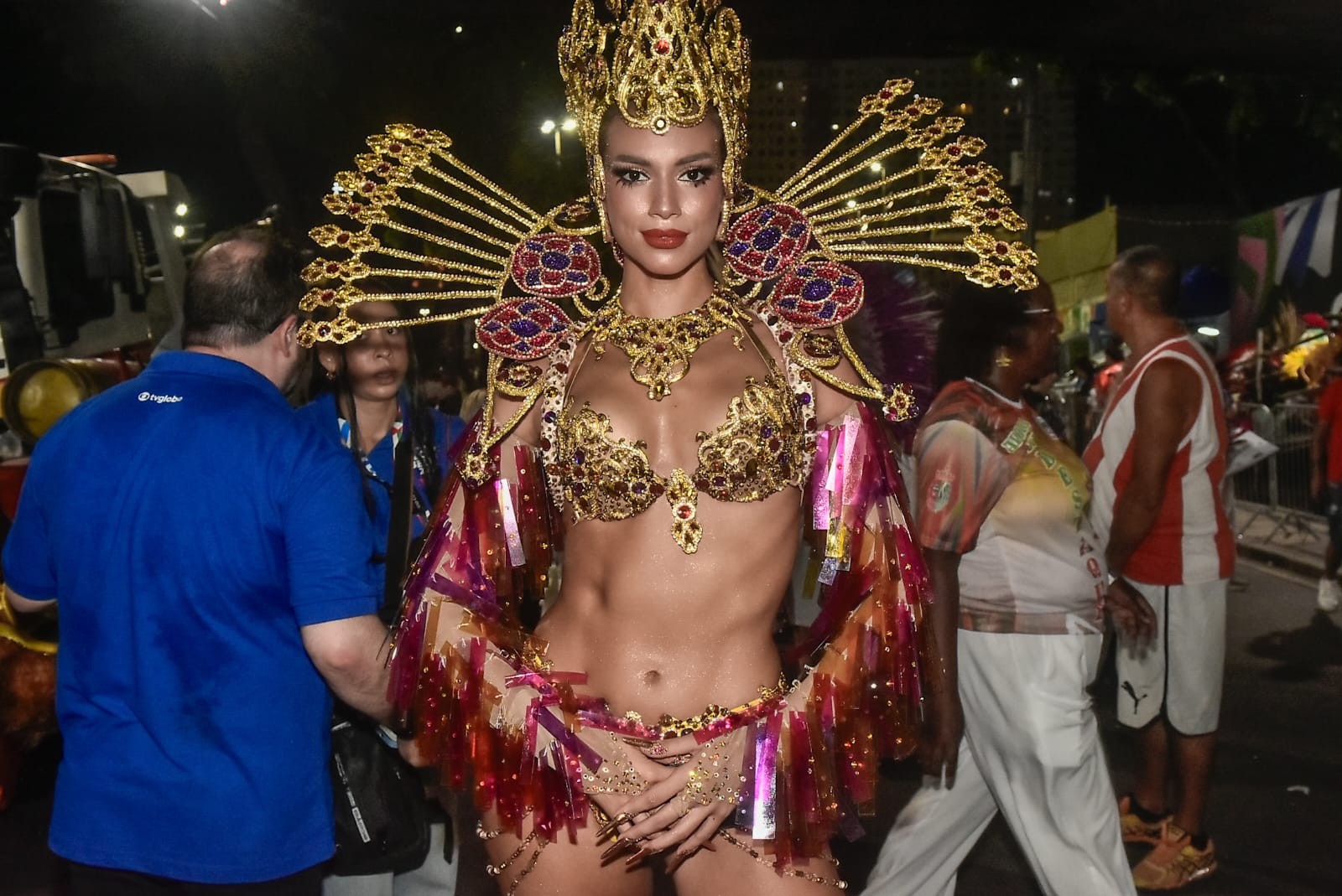 Alane Dias troca cristais por garrafas pet em fantasia sustentável para desfile da Grande Rio