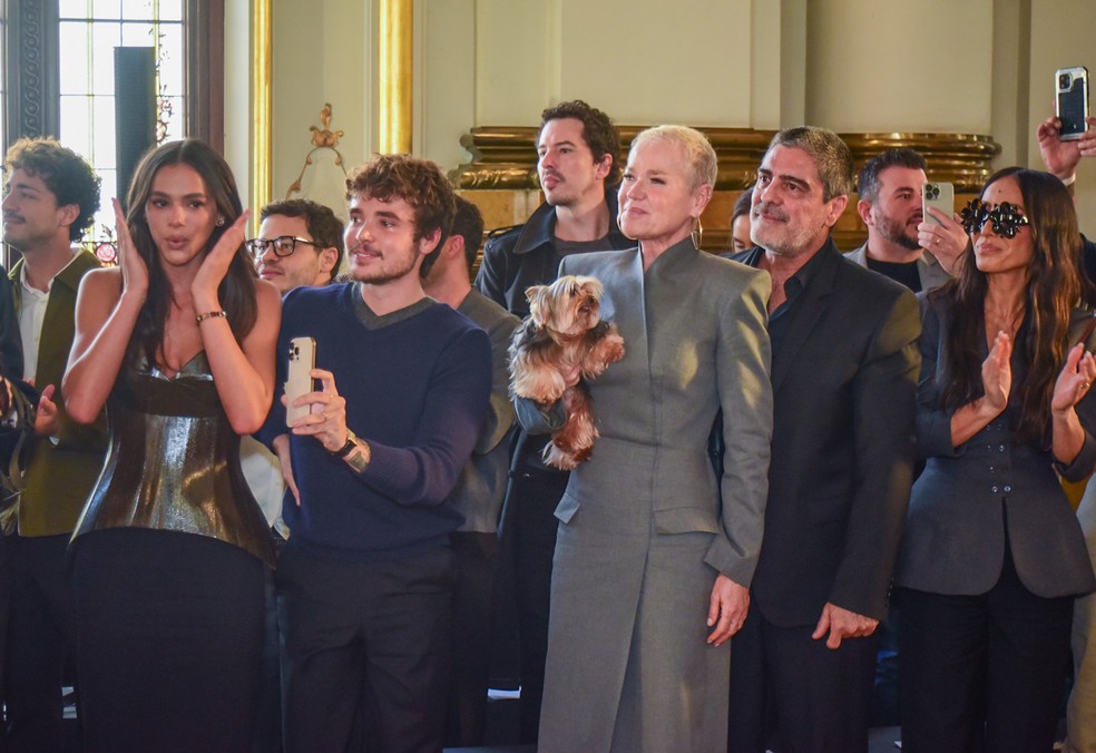 Bruna Marquezine, João Lucas e Xuxa emocionados no desfile de Sasha — Foto: Agnews