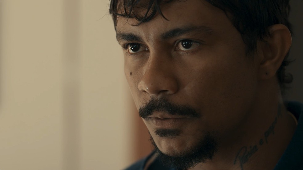 Em 'Renascer', Damião (Xamã) é acordado por pessoa que o vê com Eliana — Foto: Globo