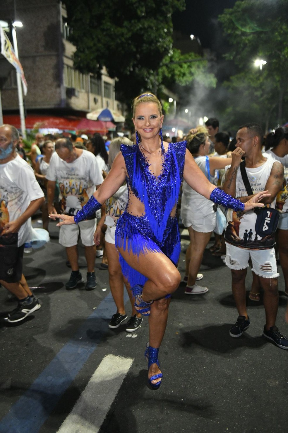 Paula Bergamin participa do ensaio de rua da Vila Isabel — Foto: Divulgação